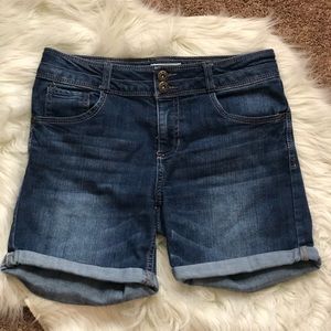 💰3 FOR $15 SALE💰 Blue jean shorts by Mudd!